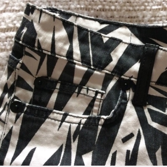 Geometric Print Five Pocket Cuffed Shorts 26 - Picture 3 of 6